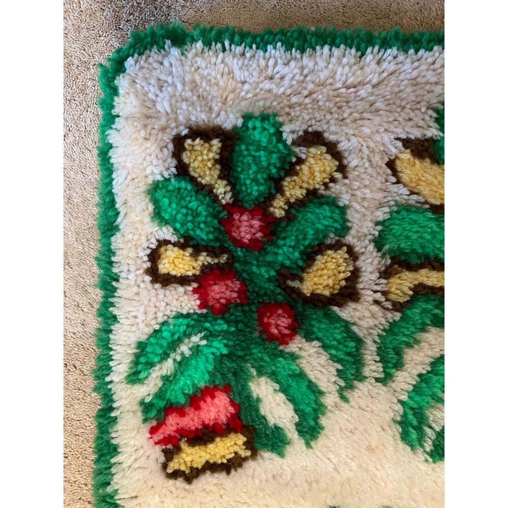 2 Vintage latch hook rug/ wall decor 2 pc 16.5 x 33.5” colorful - Picture 4 of 6
